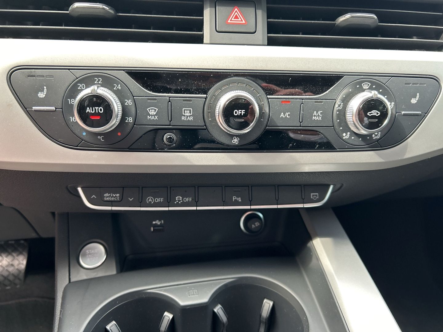 Fahrzeugabbildung Audi A4 Avant 30 TDI S tronic Navi ACC AHK PDC Phone