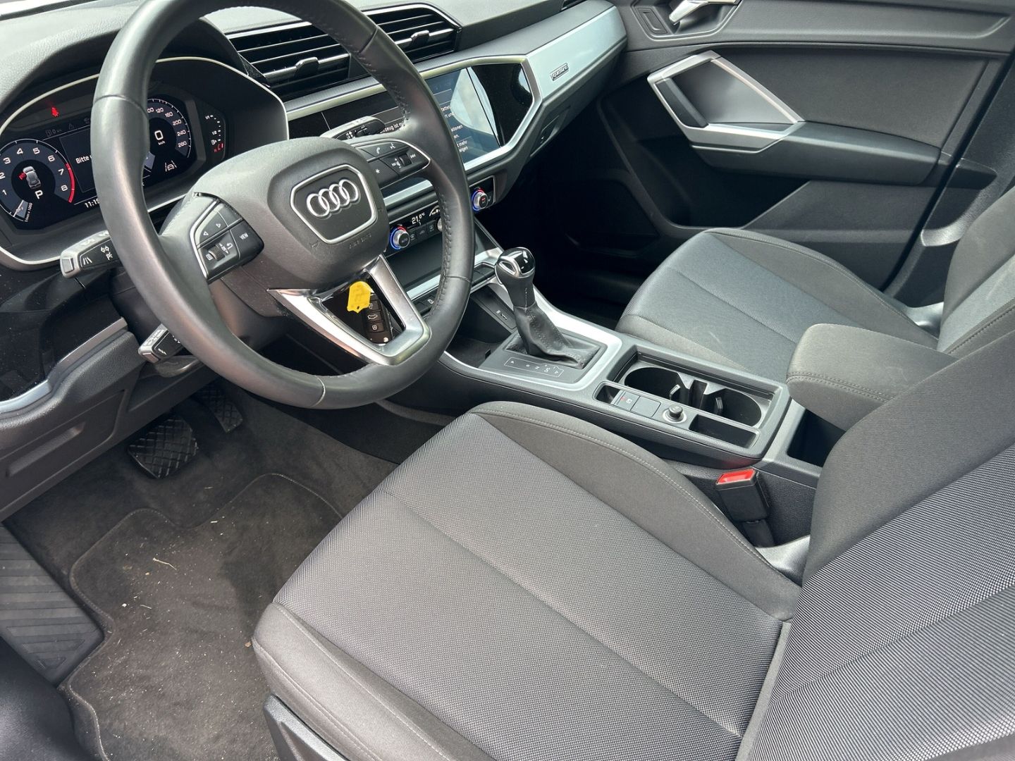 Fahrzeugabbildung Audi Q3 40 2.0 TFSI QUATTRO,LED,PDC,VIRTUAL,CARPLAY