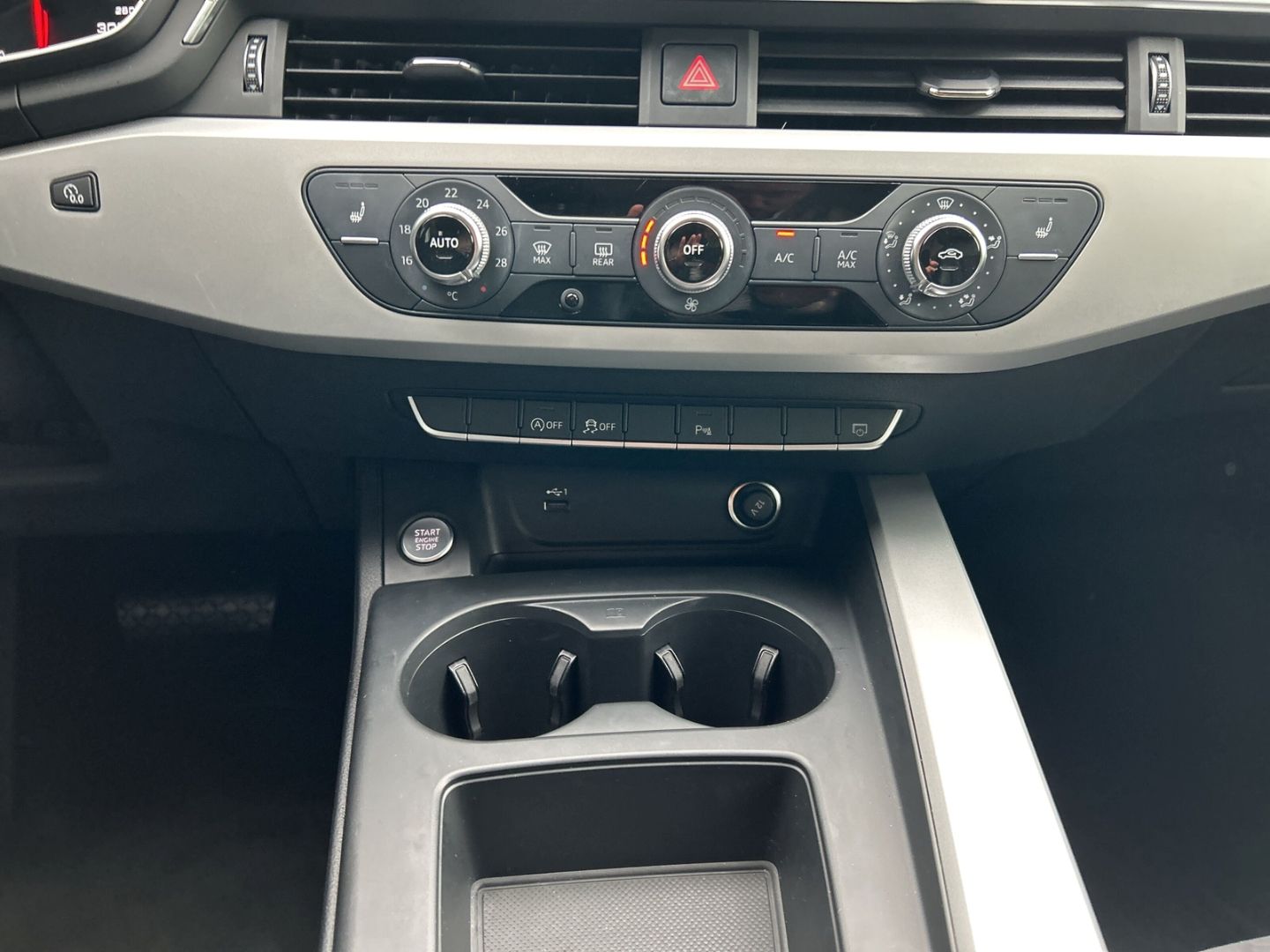 Fahrzeugabbildung Audi A4 AVANT 30TDI LED,AHK,LEDER,NAVI,PDC,SHZ