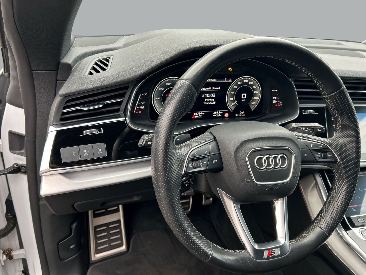 Fahrzeugabbildung Audi Q8 55TFSI e MATRIX,LED,AHK,LUFT,VIRTUAL,HUD