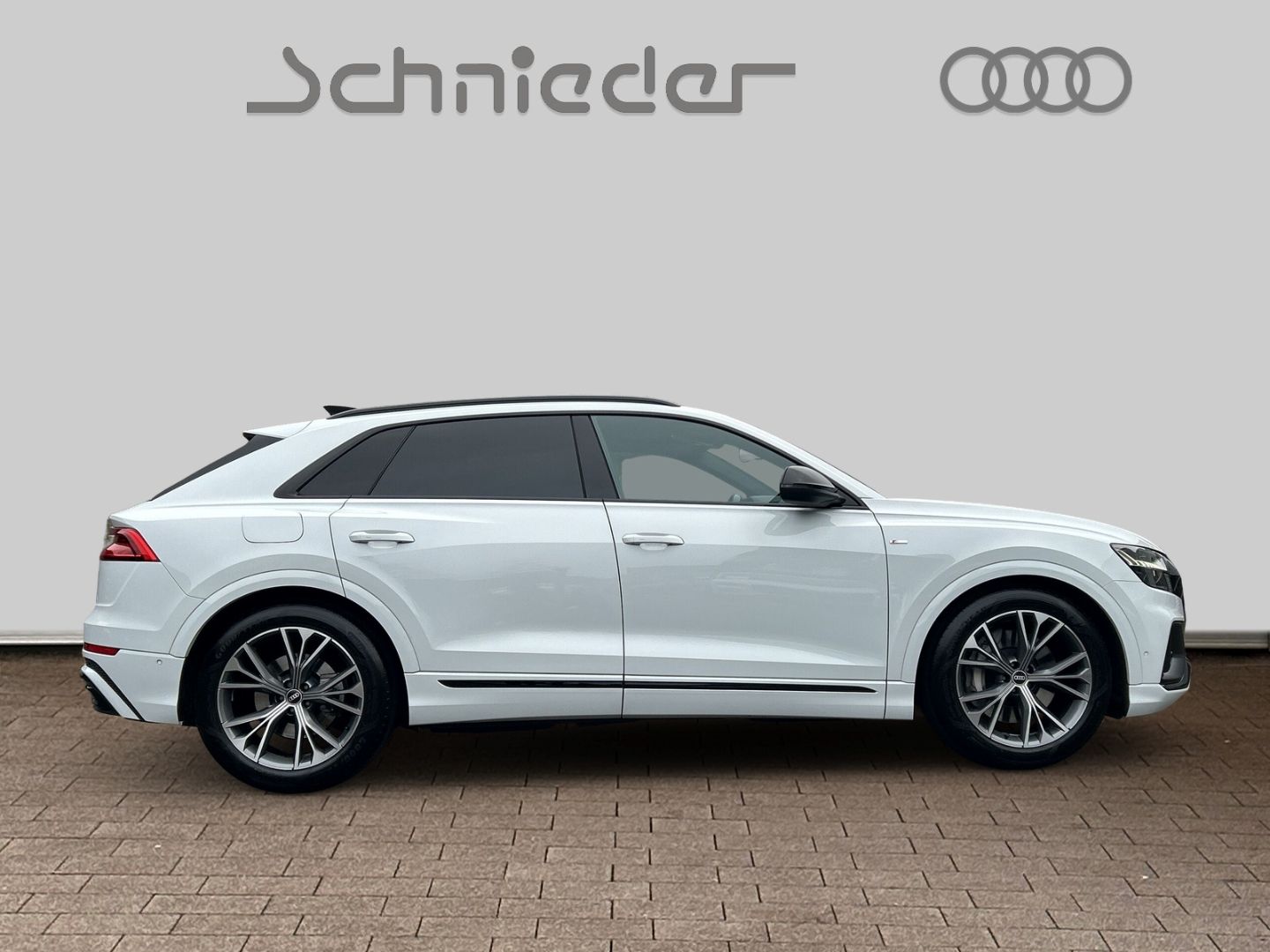 Fahrzeugabbildung Audi Q8 55TFSI e MATRIX,LED,AHK,LUFT,VIRTUAL,HUD